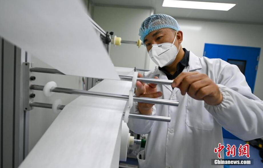 30代の男性がたった11日でマスク工場を建設(shè)