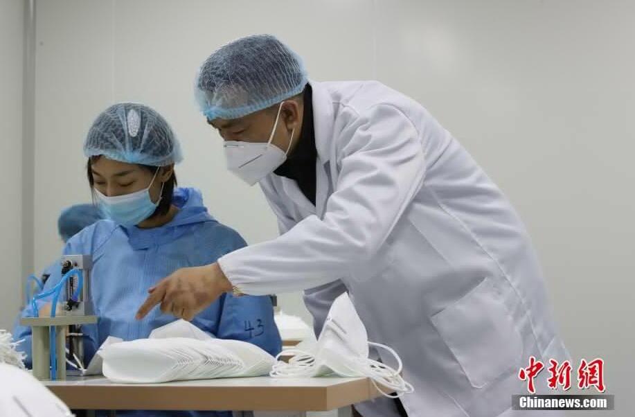 30代の男性がたった11日でマスク工場を建設(shè)