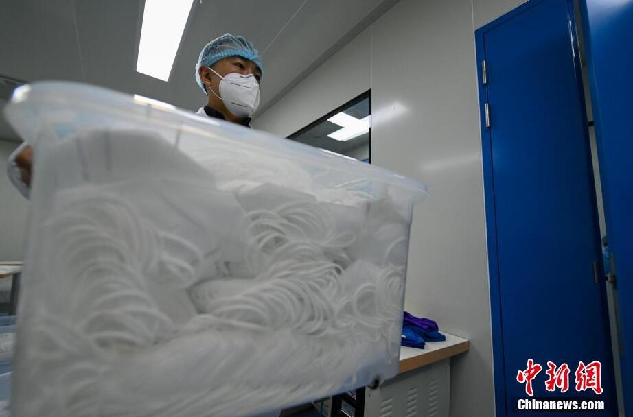 30代の男性がたった11日でマスク工場を建設(shè)