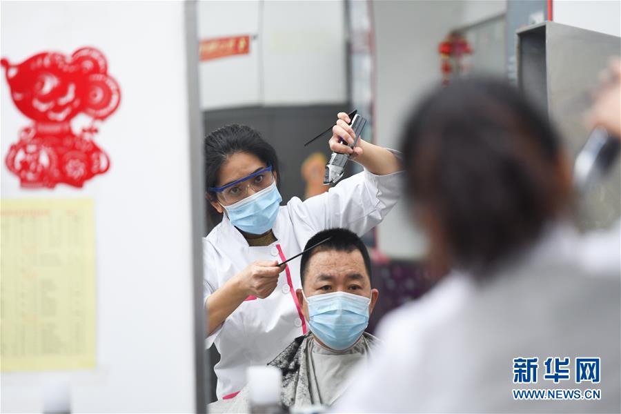 2月24日、予約番號順にカットを行った理髪店の北京四聯(lián)美髪店東四支店（撮影?鞠煥宗）。