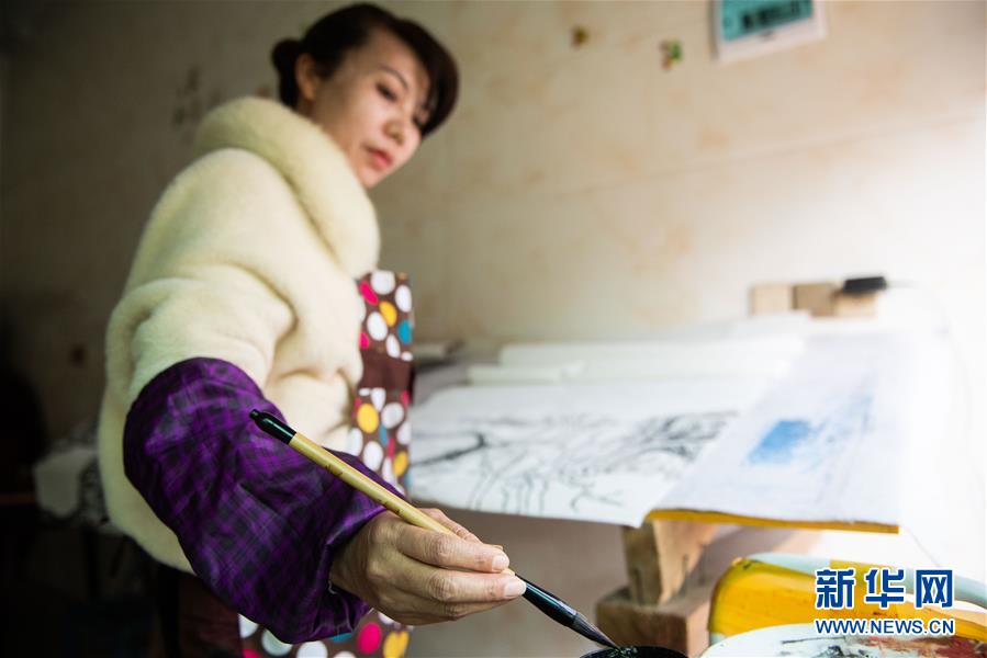 新型肺炎で農(nóng)民畫家も創(chuàng)作の場を共同アトリエから自宅へ　湖南省