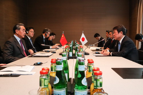 新型コロナ対策で中日外相が電話會談