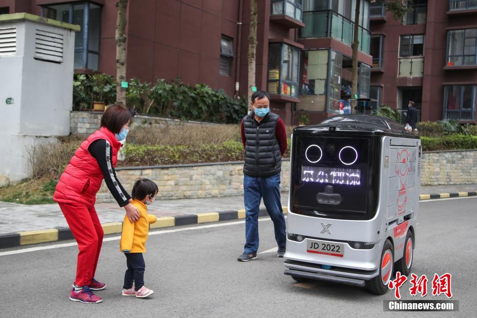 貴陽市の団地でスマート配送ロボットが「無接觸配送」を?qū)g現(xiàn)　貴州省 