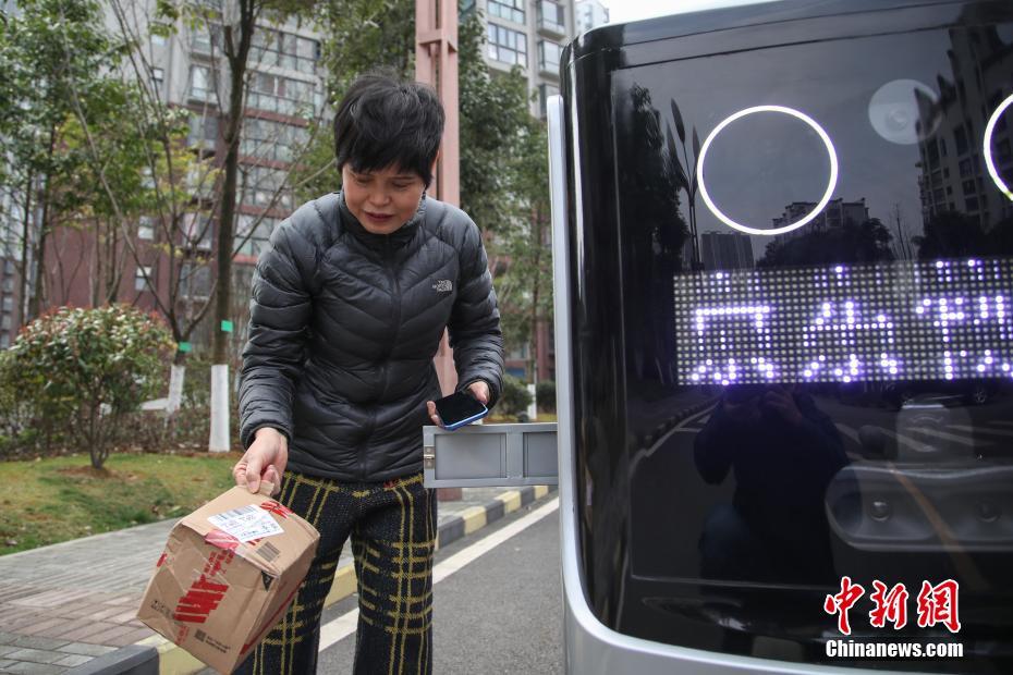 貴陽市の団地でスマート配送ロボットが「無接觸配送」を?qū)g現(xiàn)　貴州省 