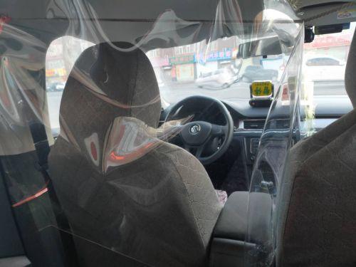 タクシー運転手が運転席をビニールシートで覆って隔離エリアを設(shè)置