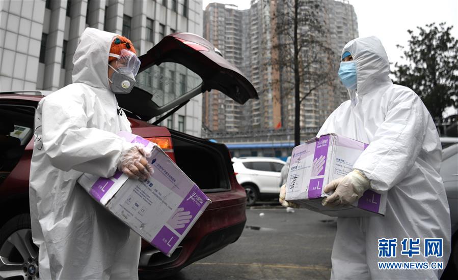 レインコートを著て食事を?qū)盲本Aけた女性「感染狀況が続く限り、ここを離れない！」 