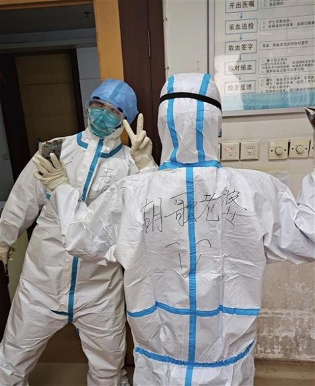 武漢で新型肺炎と闘う女性醫(yī)療従事者たちのユニーク防護服が話題に