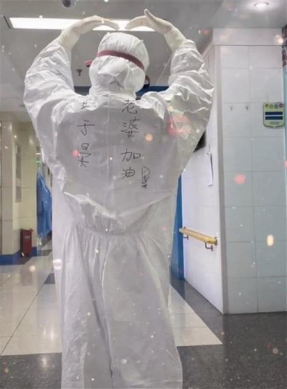 武漢で新型肺炎と闘う女性醫(yī)療従事者たちのユニーク防護服が話題に