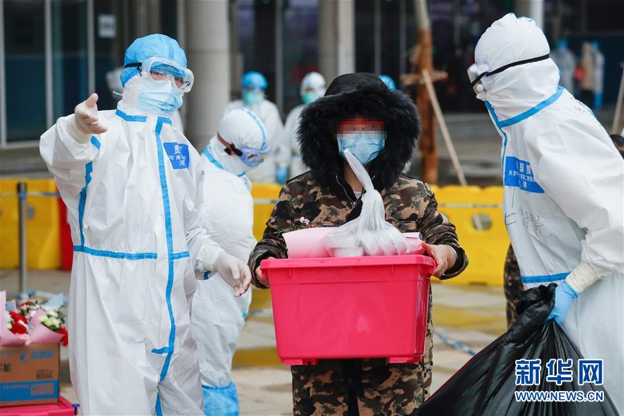 武漢初の中醫(yī)學(xué)治療を行う臨時(shí)醫(yī)療施設(shè)から第1陣の患者が退院　湖北省