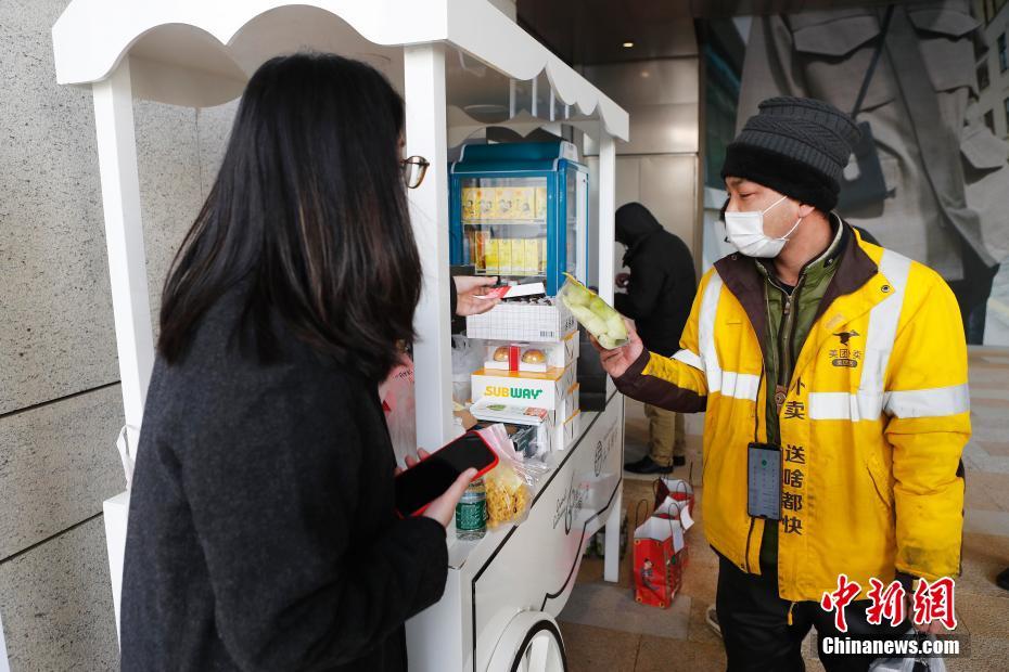 上海のオフィスビル1階にデリバリー配達(dá)員向けの無(wú)料ワゴン登場(chǎng)