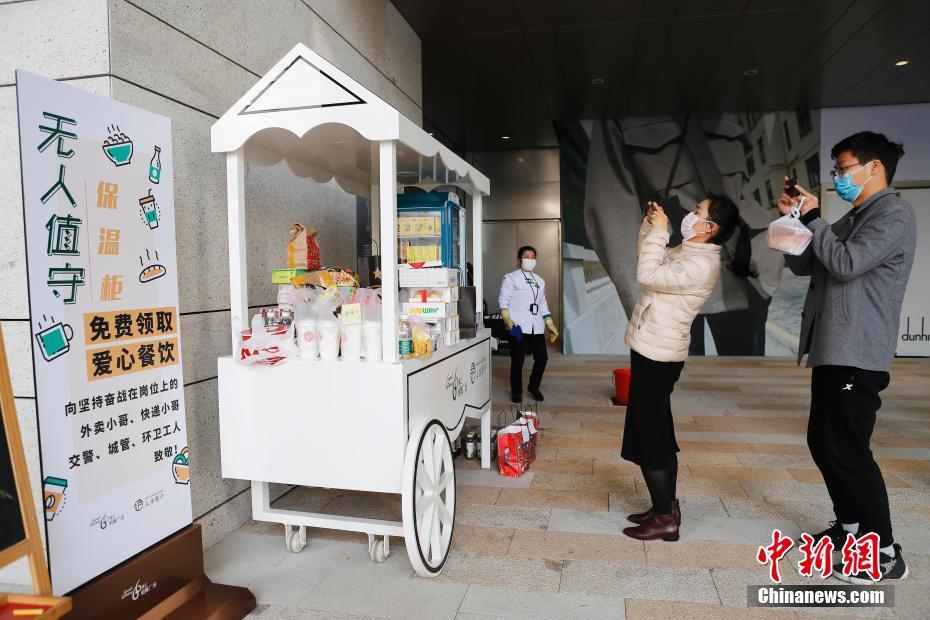 上海のオフィスビル1階にデリバリー配達(dá)員向けの無(wú)料ワゴン登場(chǎng)