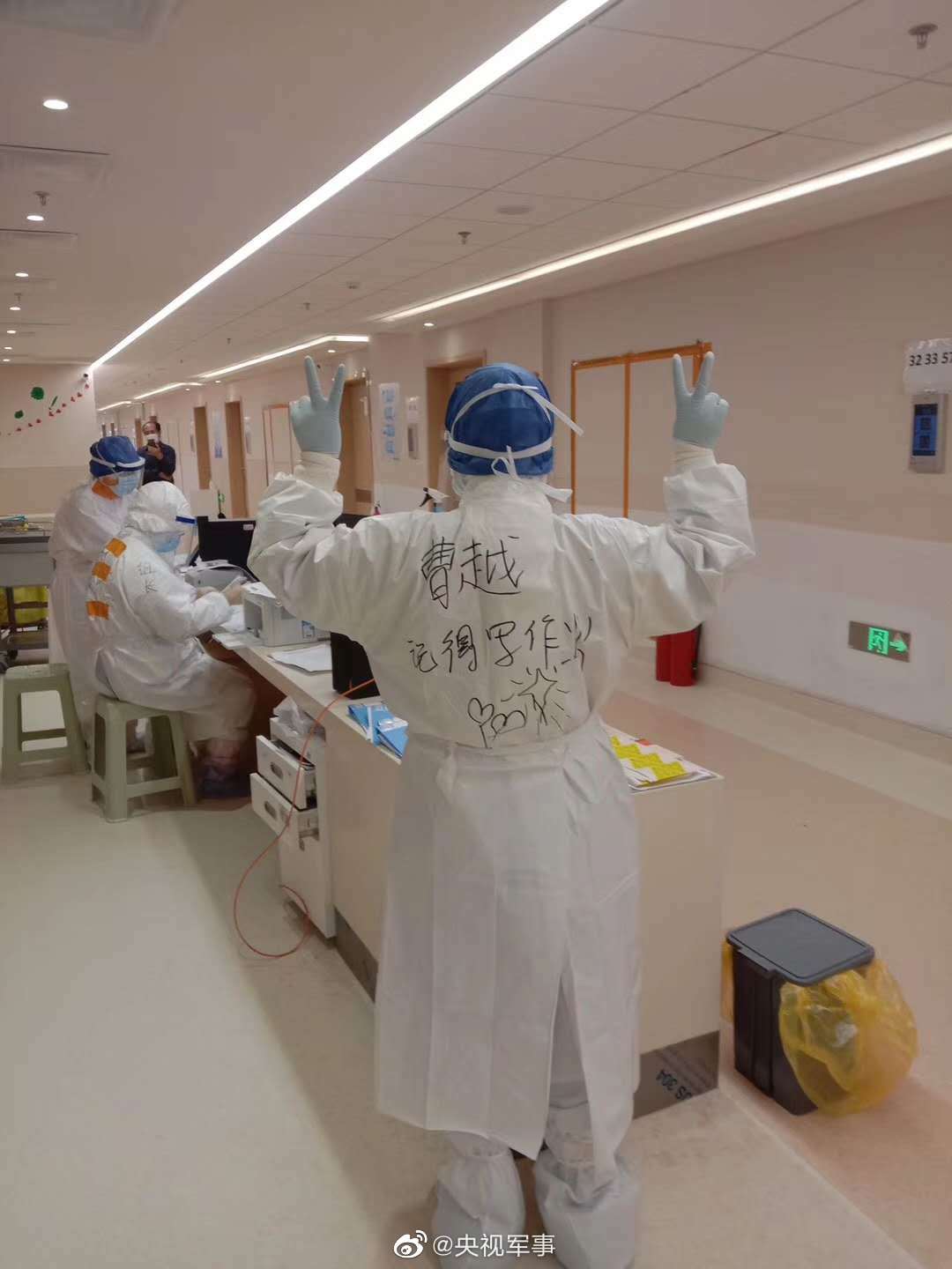 闘い最前線でウイルスと闘う母親が防護(hù)服に書いてわが子に屆けたメッセージとは？