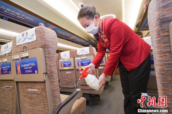 北京に到著する高速鉄道列車、體溫測(cè)定と消毒を厳格に実施