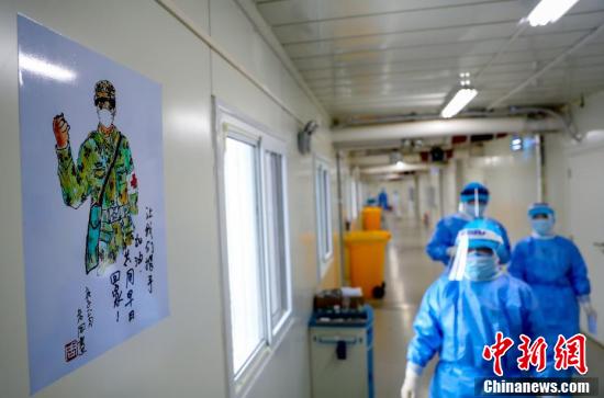 武漢の火神山醫(yī)院の通路に白衣の戦士にエールを送るイラスト　湖北省