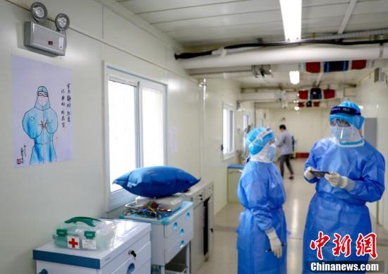 武漢の火神山醫(yī)院の通路に白衣の戦士にエールを送るイラスト　湖北省