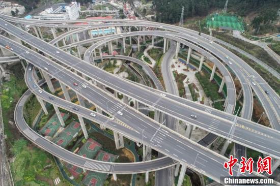 まるでジェットコースター！上空から見(jiàn)た貴陽(yáng)黔春立體交差橋　貴州省
