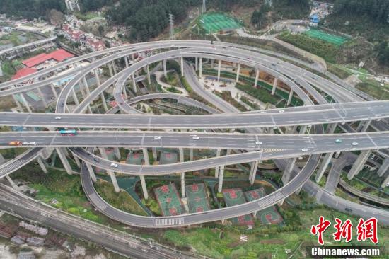 まるでジェットコースター！上空から見た貴陽黔春立體交差橋　貴州省