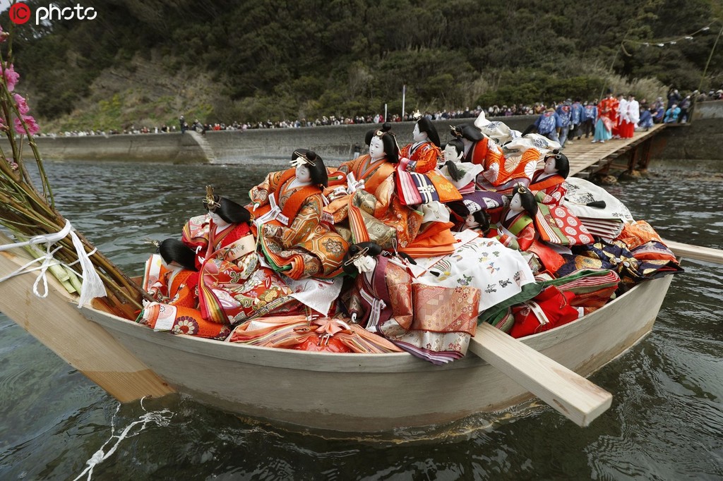 日本の和歌山県で女の子の健やかな成長(zhǎng)願(yuàn)い「ひな流し」