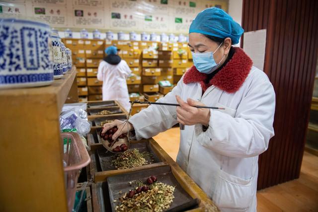 3月4日、株洲市淥口區(qū)にある中醫(yī)病院の中醫(yī)薬局で、中醫(yī)薬を調(diào)合する中醫(yī)薬剤師（撮影?陳思汗）。