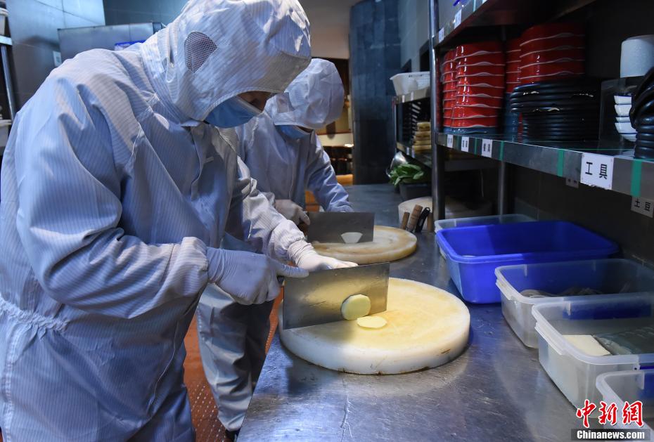 重慶の火鍋店が湖北を支援する醫(yī)療従事者と家族に火鍋セットをプレゼント