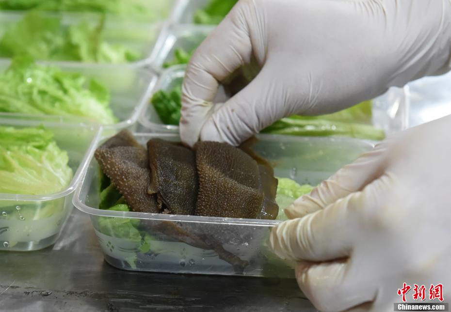 重慶の火鍋店が湖北を支援する醫(yī)療従事者と家族に火鍋セットをプレゼント