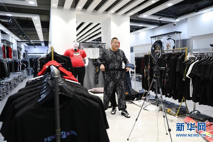 店長(zhǎng)がパーソナリティに転身？衣類卸売市場(chǎng)がライブ配信スタイル導(dǎo)入へ　遼寧省