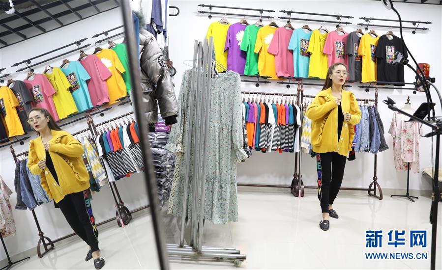 店長がパーソナリティに転身？衣類卸売市場がライブ配信スタイル導(dǎo)入へ　遼寧省