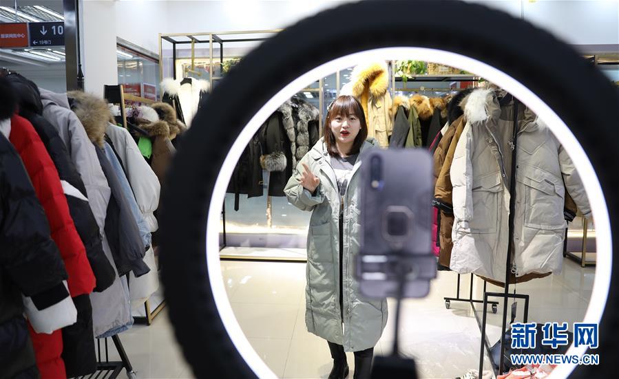 店長がパーソナリティに転身？衣類卸売市場がライブ配信スタイル導(dǎo)入へ　遼寧省