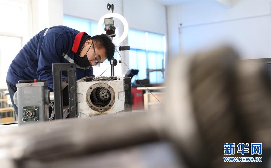 職業(yè)訓(xùn)練校の教員がオンライン授業(yè)で披露した様々なスキル　遼寧省