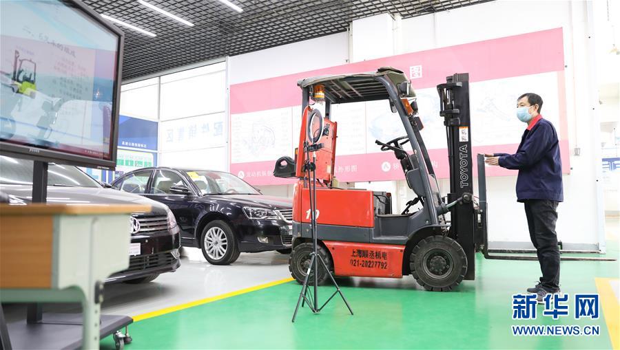 職業(yè)訓(xùn)練校の教員がオンライン授業(yè)で披露した様々なスキル　遼寧省