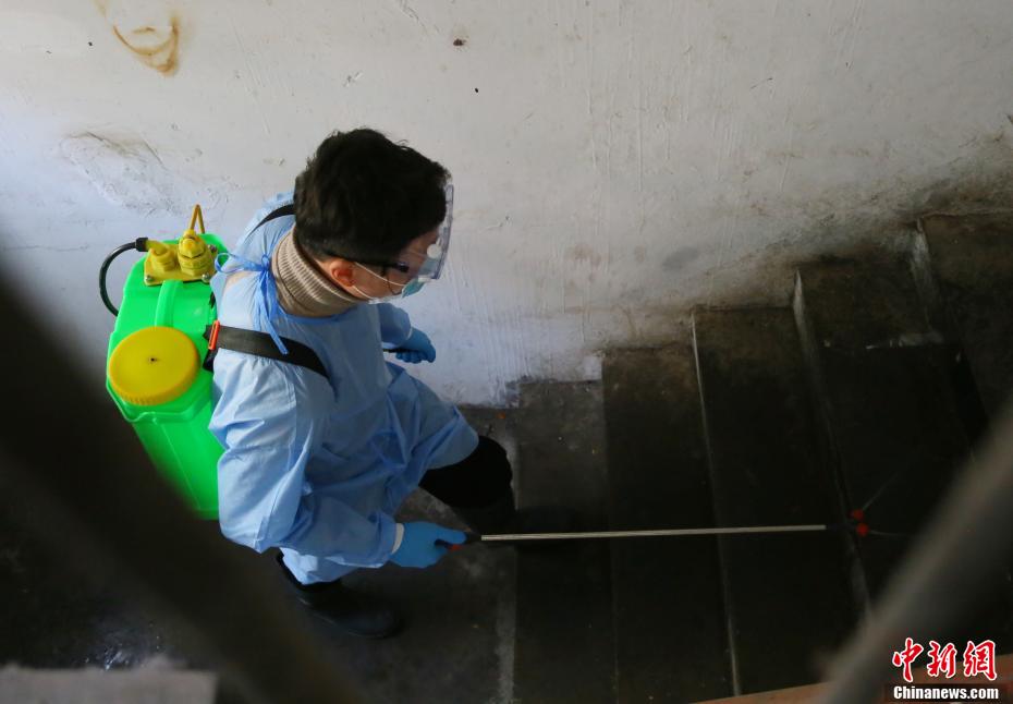 甘粛省蘭州市でコミュニティ內を消毒する男性　20キロの噴霧器背負い1日2萬歩
