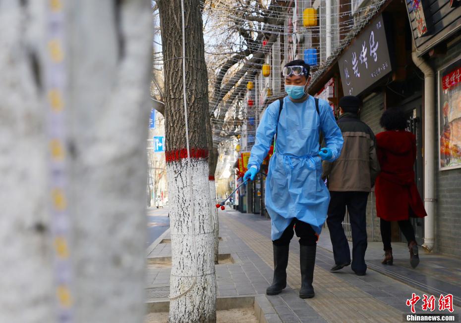 甘粛省蘭州市でコミュニティ內(nèi)を消毒する男性　20キロの噴霧器背負(fù)い1日2萬(wàn)歩