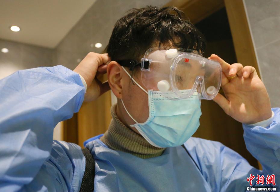 甘粛省蘭州市でコミュニティ內(nèi)を消毒する男性　20キロの噴霧器背負(fù)い1日2萬歩