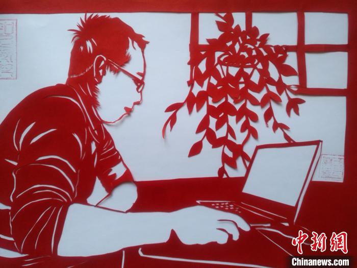 寧夏西吉の美術(shù)教員が切り紙細(xì)工で「遠(yuǎn)隔授業(yè)」の様子を再現(xiàn)