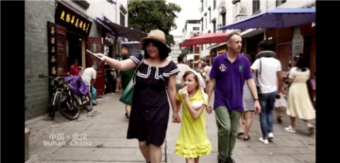 スマホ片手に武漢でボランティア活動(dòng)続けるフランス人　湖北省武漢