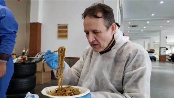 スマホ片手に武漢でボランティア活動続けるフランス人　湖北省武漢