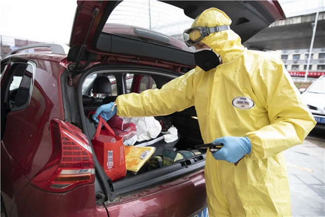 スマホ片手に武漢でボランティア活動(dòng)続けるフランス人　湖北省武漢