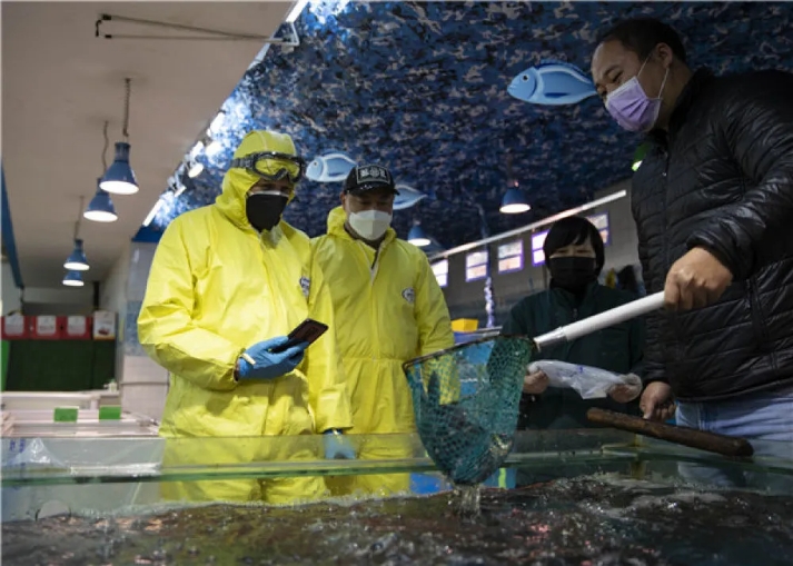 スマホ片手に武漢でボランティア活動続けるフランス人　湖北省武漢