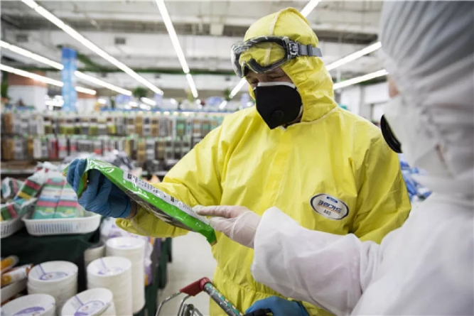 スマホ片手に武漢でボランティア活動続けるフランス人　湖北省武漢