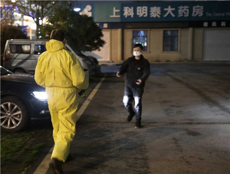 スマホ片手に武漢でボランティア活動(dòng)続けるフランス人　湖北省武漢