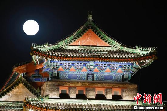 前門にある正陽門箭樓と「スーパームーン」（撮影?毛建軍）。