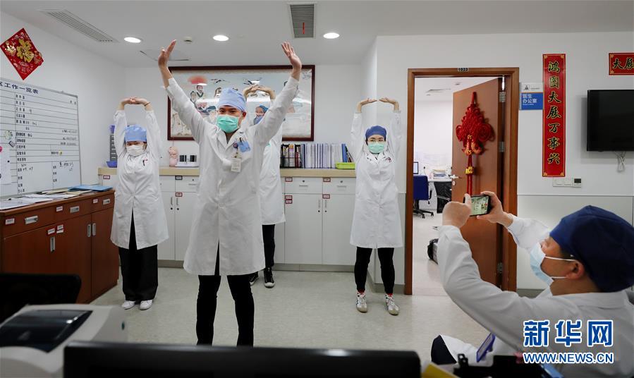 公式アカウントで配信するため、八段錦（中國気功法の一つ）體操のショート動畫を撮影する上海新華病院中醫(yī)科の醫(yī)療従事者たち（撮影?方喆）。