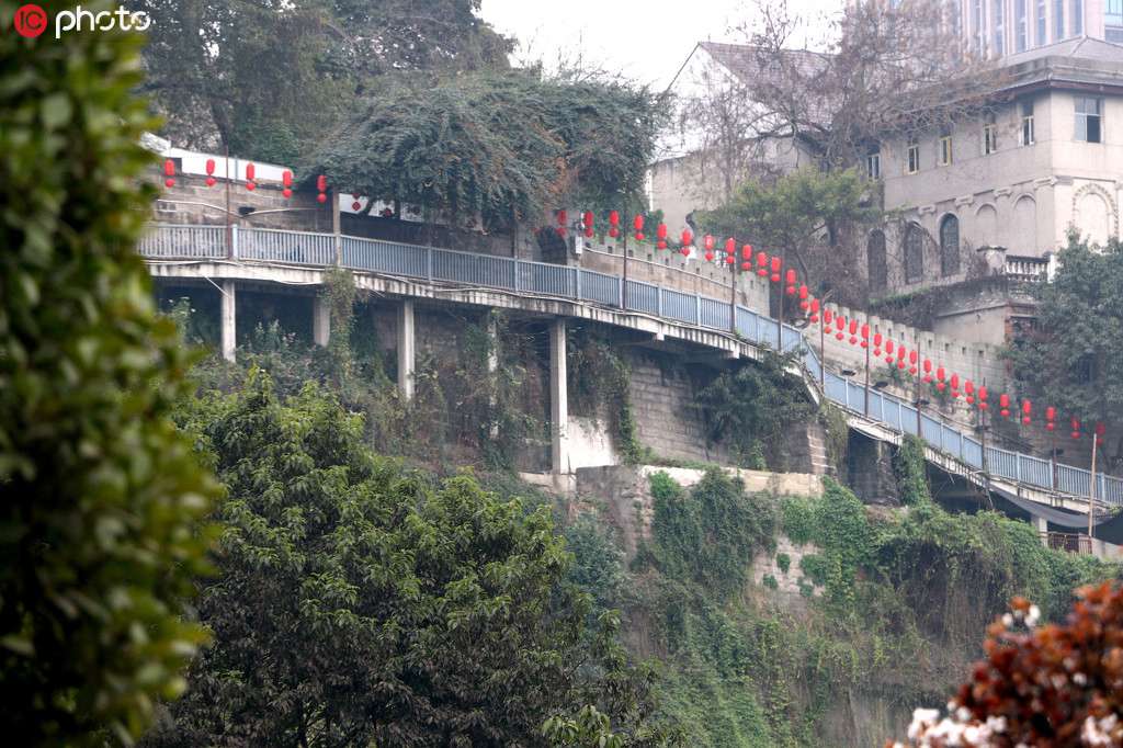 全長(zhǎng)300メートル以上に達(dá)する重慶の「空中桟道」（寫(xiě)真著作権は東方ICが所有のため転載禁止）。