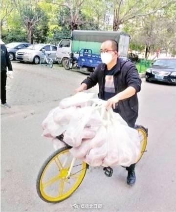 豚肉約50キロを満載し自転車で運(yùn)ぶ管理會社の男性　湖北省武漢