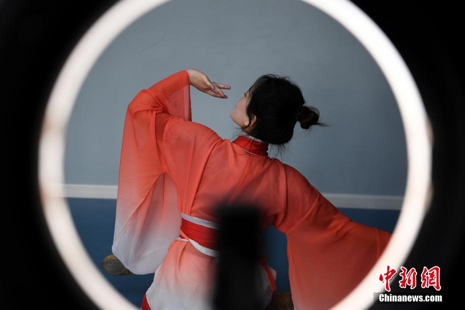 雲(yún)南昆明のダンススクールがクラウド授業(yè)を?qū)g施