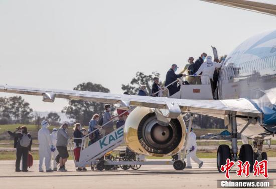 米カリフォルニア州のオークランド國際空港から出発し、検査?隔離施設(shè)に向かったクルーズ船「グランド?プリンセス號」の乗客（撮影?劉関関）。