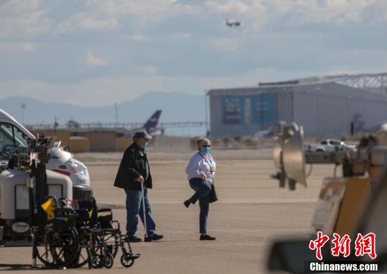 クルーズ船「グランド?プリンセス號」の乗客が下船し、オークランドを出発