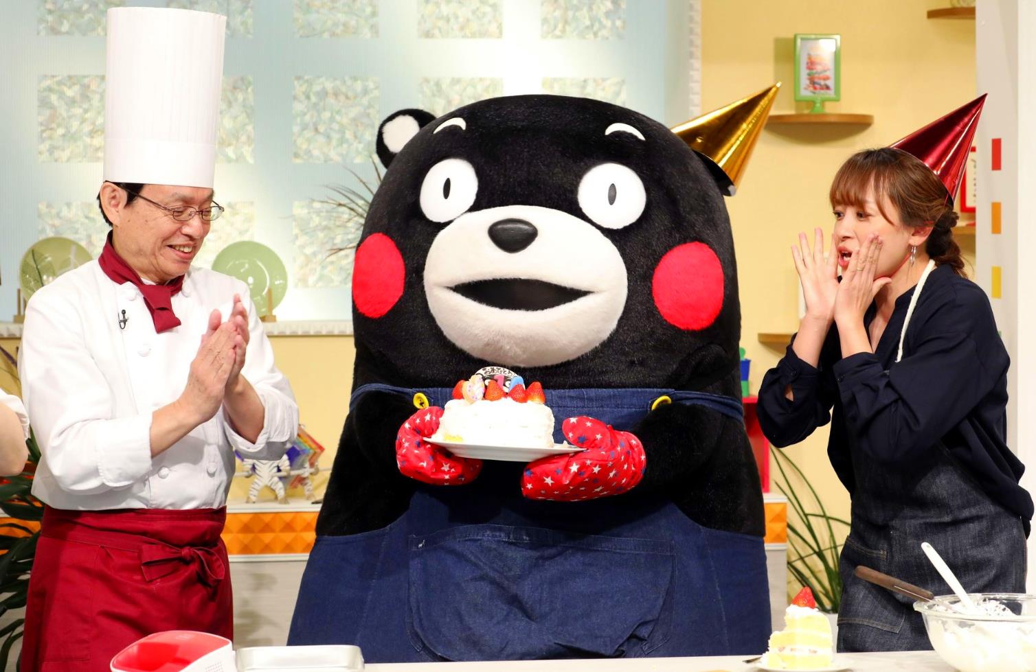 テレビ番組で10歳の誕生日をお祝いした「くまモン」（寫(xiě)真著作権は東方ICが所有のため転載禁止）。