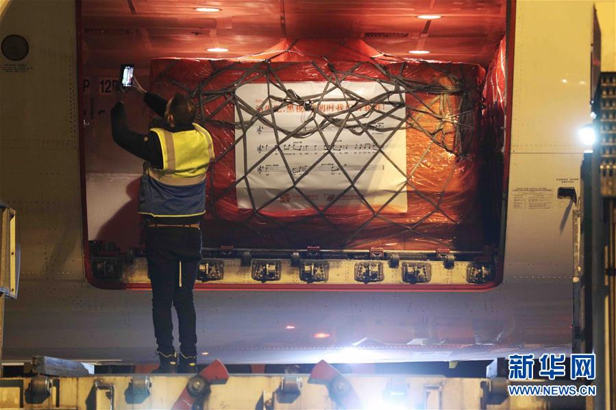 中國(guó)からの醫(yī)療物資運(yùn)ぶ飛行機(jī)がベルギーに到著