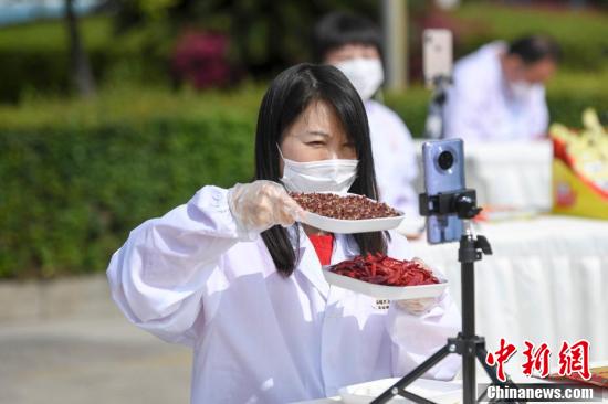 ピリ辛スナックを具にした餃子？商品販促にライブ配信活用　湖南省